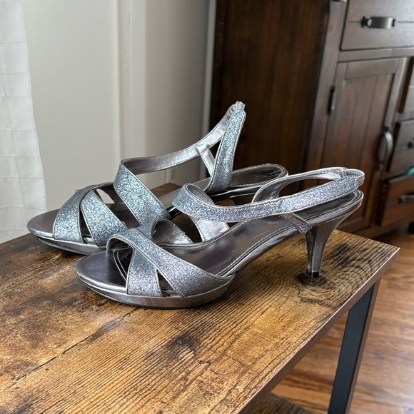 Covington Silver Sparkle Strappy Heels Size 8 Homecoming - Picture 1 of 3